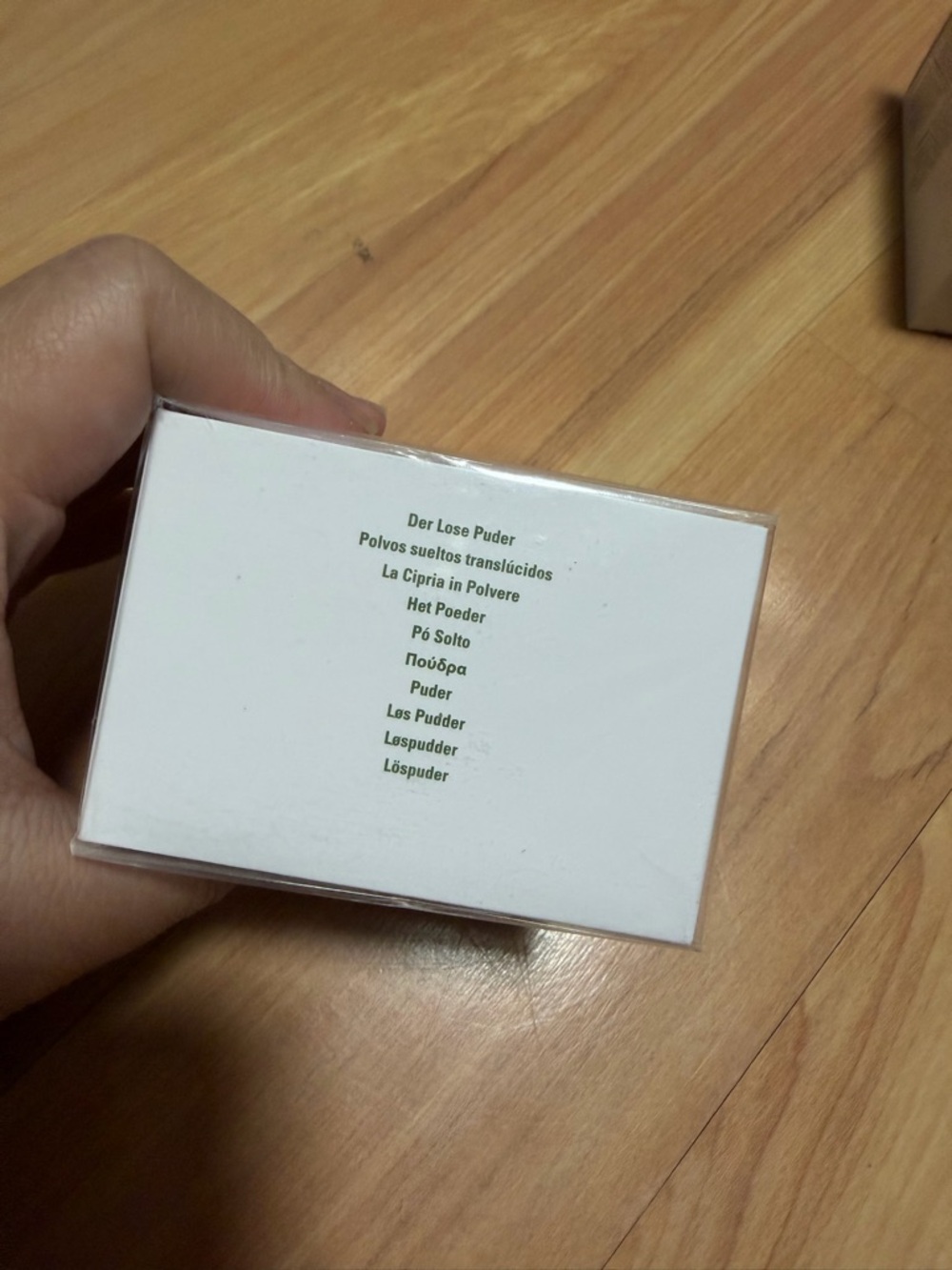 La Mer Loose Setting Powder - Cream & White Packaging - Picture 2 of 2